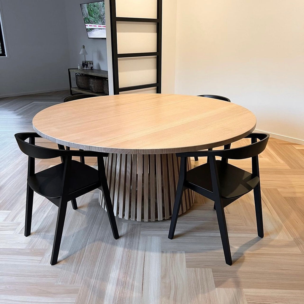 ROUND DINING TABLES